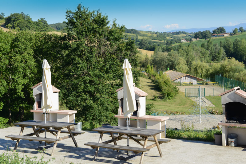 L'espace barbecue de la résidence L'Oustal del Carlat