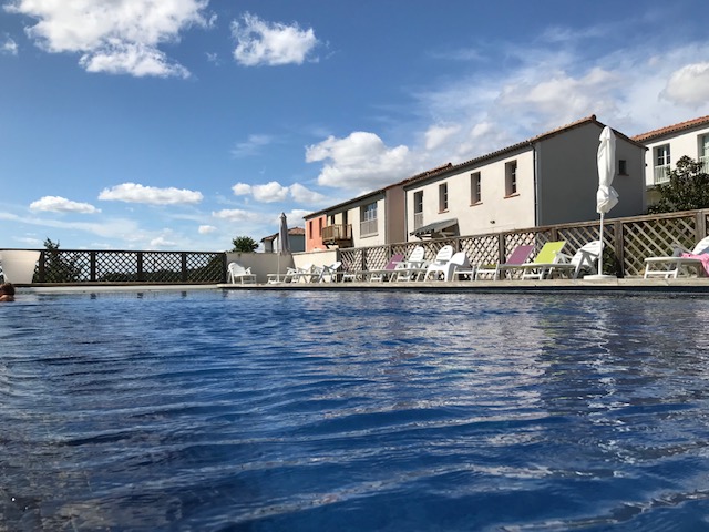 Piscine chauffée au pied des maisons vacances de L'Oustal del Carlat